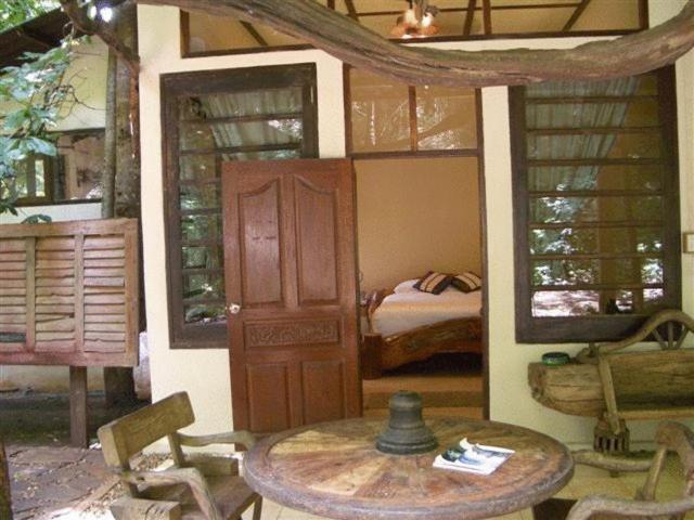 Momchailai Forest Retreat Kanchanaburi Oda fotoğraf